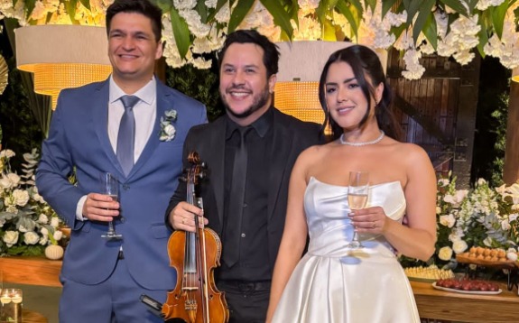 Violinista tocando em cerimônia de casamento
